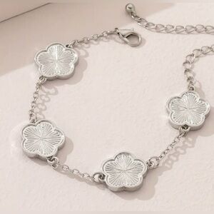 Silver plated tone clover fluted bracelet 9.5" long ,adjustablle